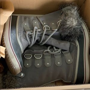 Sorel Joan of Arctic in quarry, black